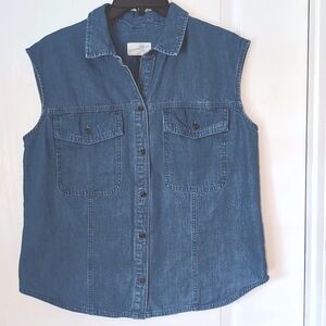 Universal Thread Sleeveless Denim Button Front Shirt. Size Medium
